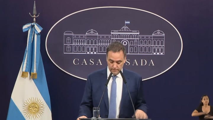 El Gobierno analiza descontarle el día a los trabajadores estatales que se adhieran al paro general