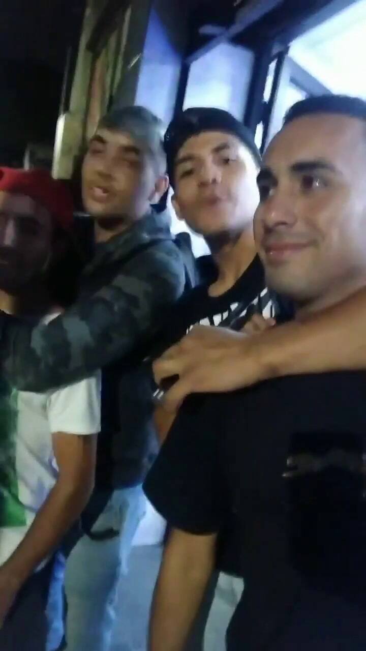 Delincuentes graban un video selfie sonrientes y abrazados a sus rehenes - Fuente: Twitter