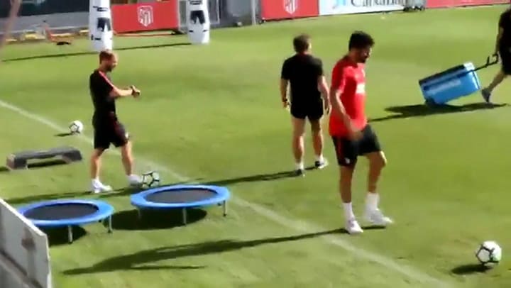 El 'Profe' Ortega entrena a Diego Costa - Fuente: YouTube