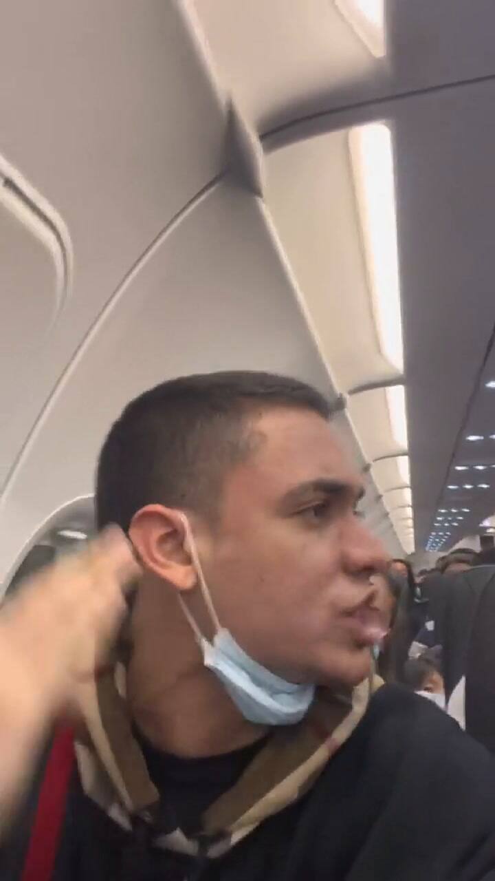 Le tocó junto a la puerta de emergencia y mandó un mensaje a los pasajeros