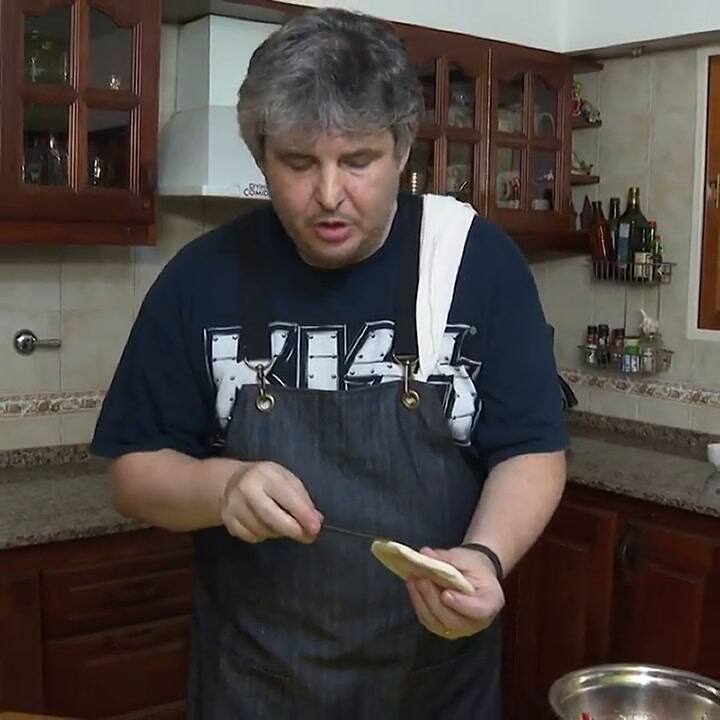 Divina Comida: Gabriel Schultz nos muestra como se sirve el falafel con sus distintas salsas - Fuent