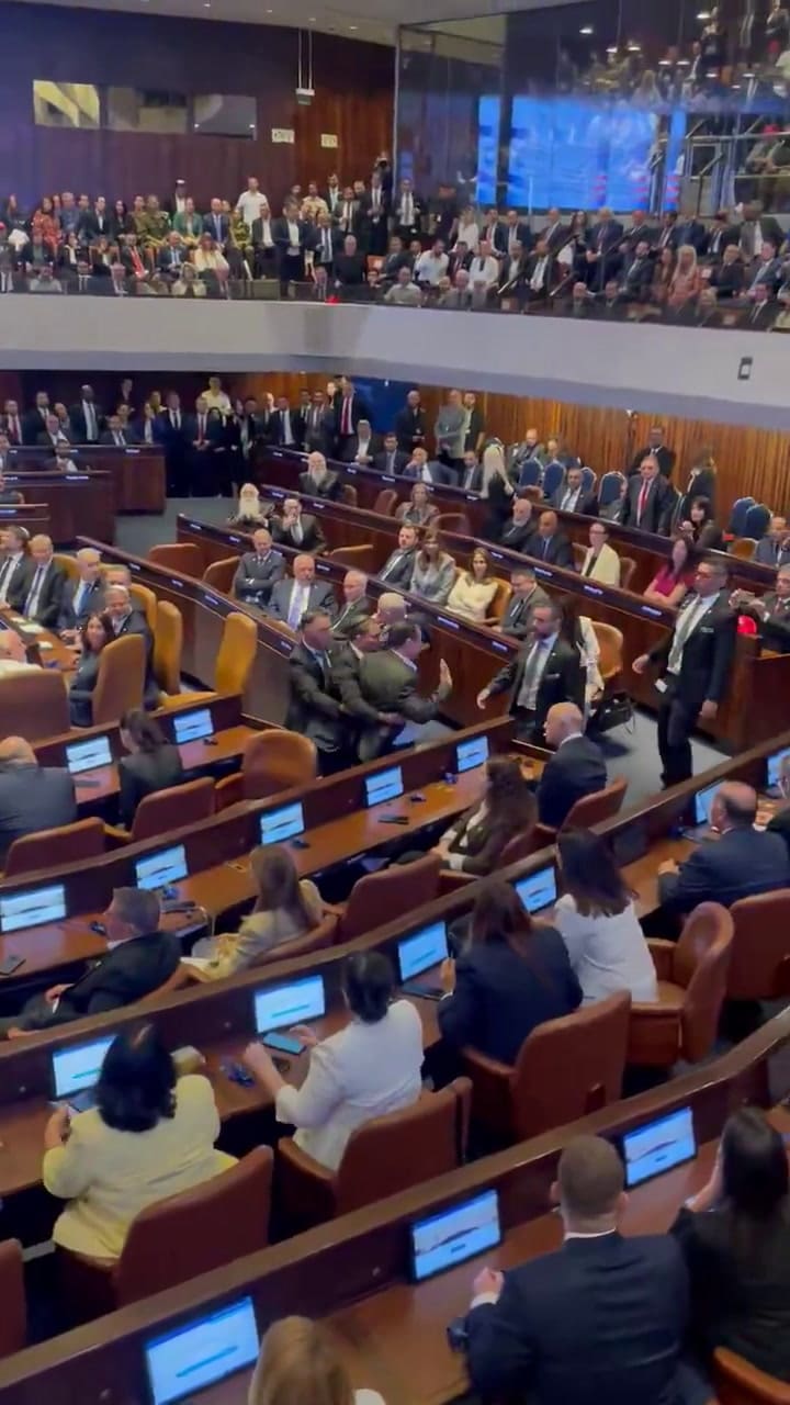 El momento en que un parlamentario israelí levanta un cartel a favor del Estado palestino