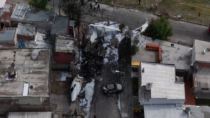 El avión destrozado, desde el drone de LA NACION