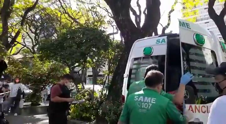 El traslado de las mujeres heridas en Palermo