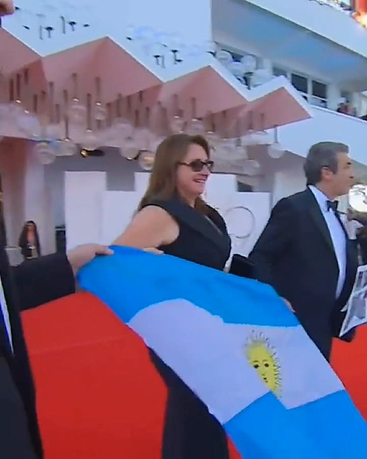 EL Chino Darín desplegó una bandera argentina en el festival de Venecia y los tuiteros lo celebraron