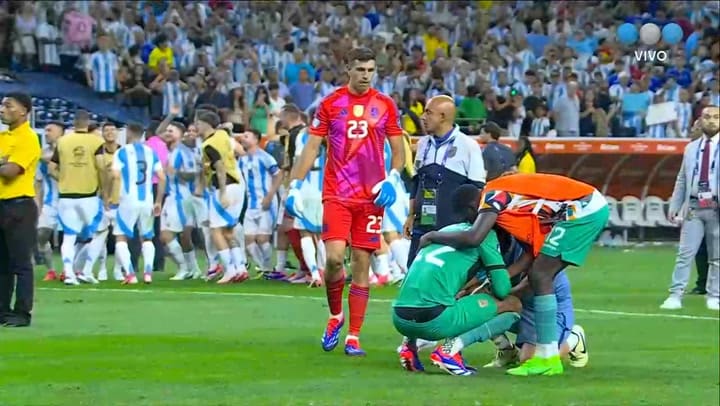 El gran gesto de Dibu Martinez con el arquero de Ecuador