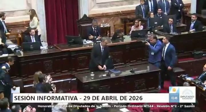 Ovación a Adorni