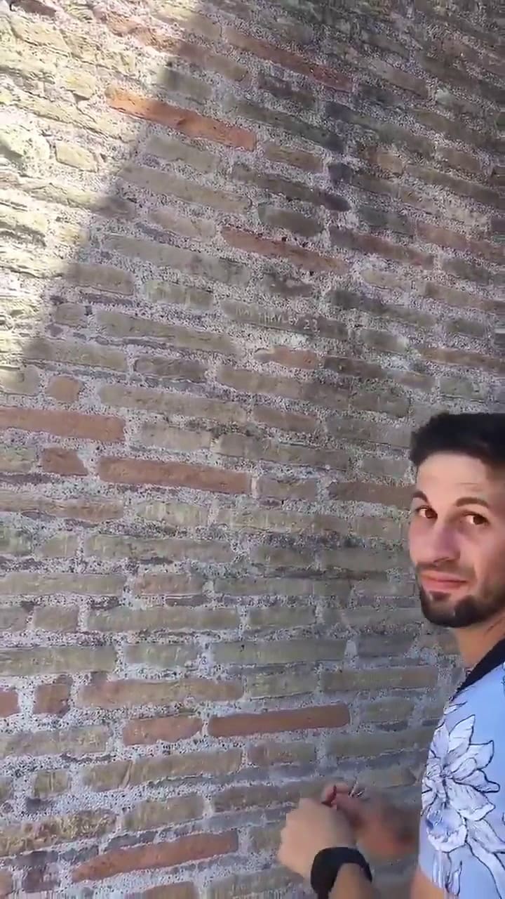 Un turista talló la pared del Coliseo