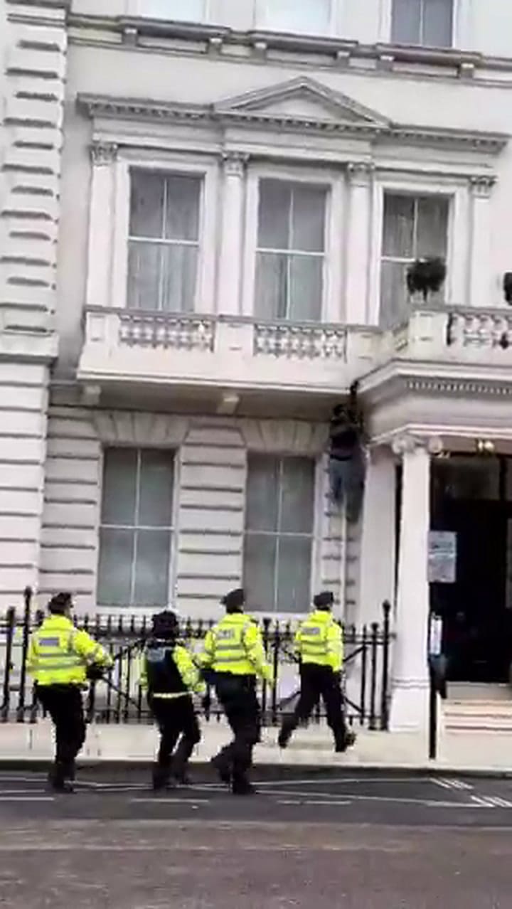Protestantes retiran la embajada de Irán en Londres.