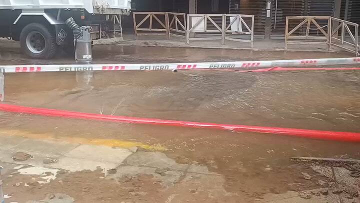 Esta tarde, el agua seguía brotando del caño roto hacia la calle Santos Dumont