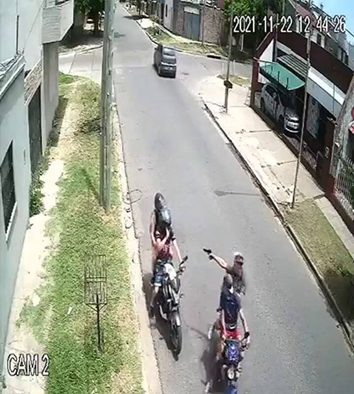 Un policía de civil armado se defiende de los motochorros que quisieron robarle a el y su pareja