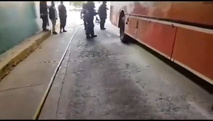 Personal de los bomberos y policías de la Ciudad extinguieron el fuego en un colectivo escolares