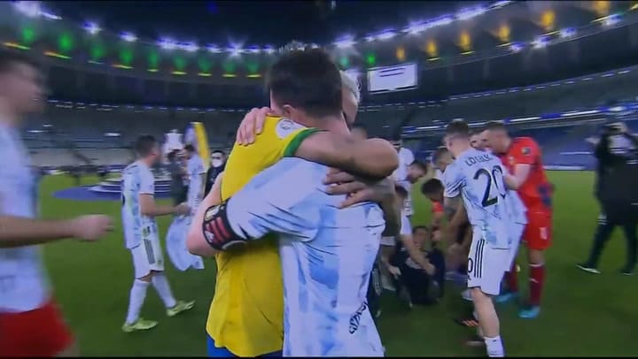 El sentido abrazo entre Messi y Neymar post consagración de la selección argentina en la Copa América 2021
