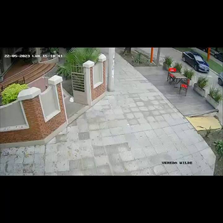 Motochorros lo siguieron para robarle una mochila con dinero y le dispararon