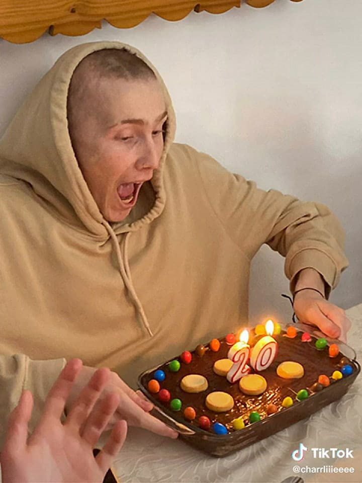 Carlos compartía su experiencia con el cáncer en sus redes sociales.