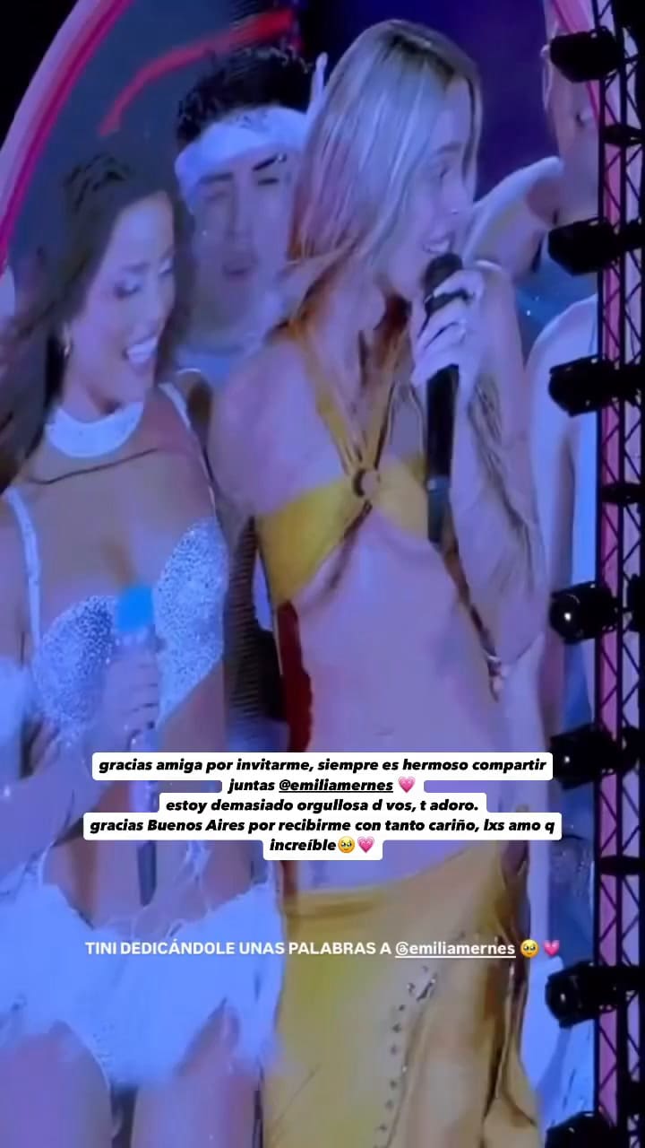 El mensaje de Tini a Emilia Mernes arriba del escenario