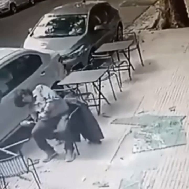 Gif caída del vidrio