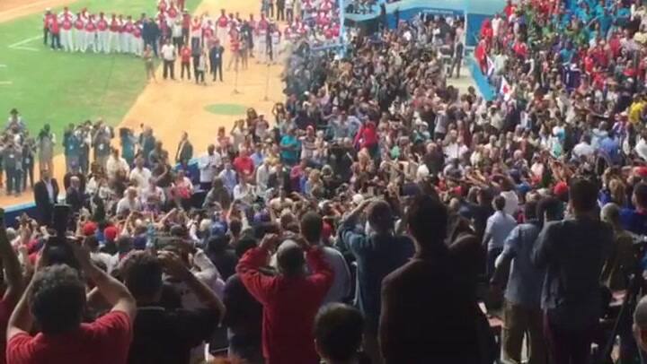 Obama en cancha de béisbol