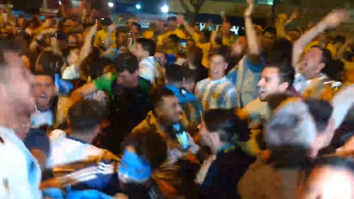 La pasión de los hinchas ante el partido Argentina - Brasil