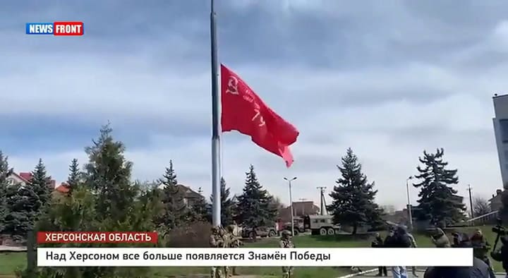 Tropas rusas levantan la bandera de la URSS en ciudades ocupadas de Ucrania
