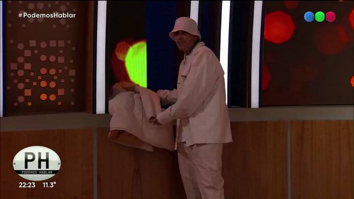 Callejero Fino fue a PH Podemos Hablar con las etiquetas de la ropa puesta y causó furor al explicar el por qué