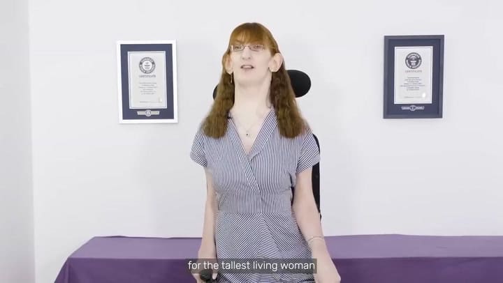 Maltrato, burlas y una enfermedad incapacitante: la dura vida de la mujer más alta del mundo