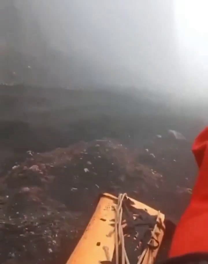 Así los equipos de rescate de Indonesia lograron retirar el cuerpo de Juliana