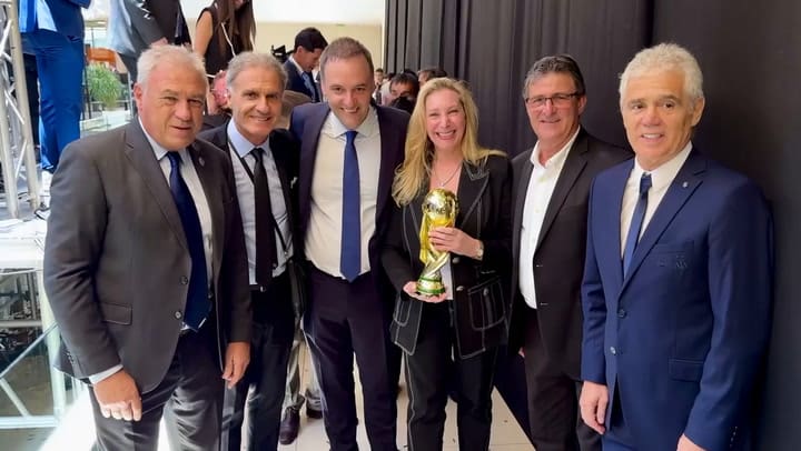 Karina Milei con la Copa del Mundo