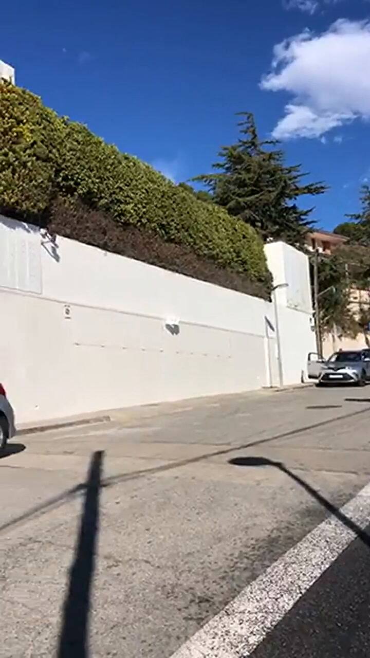 Así esperan los fans de Shakira a Gerard Piqué en la entrada a la casa de la cantante