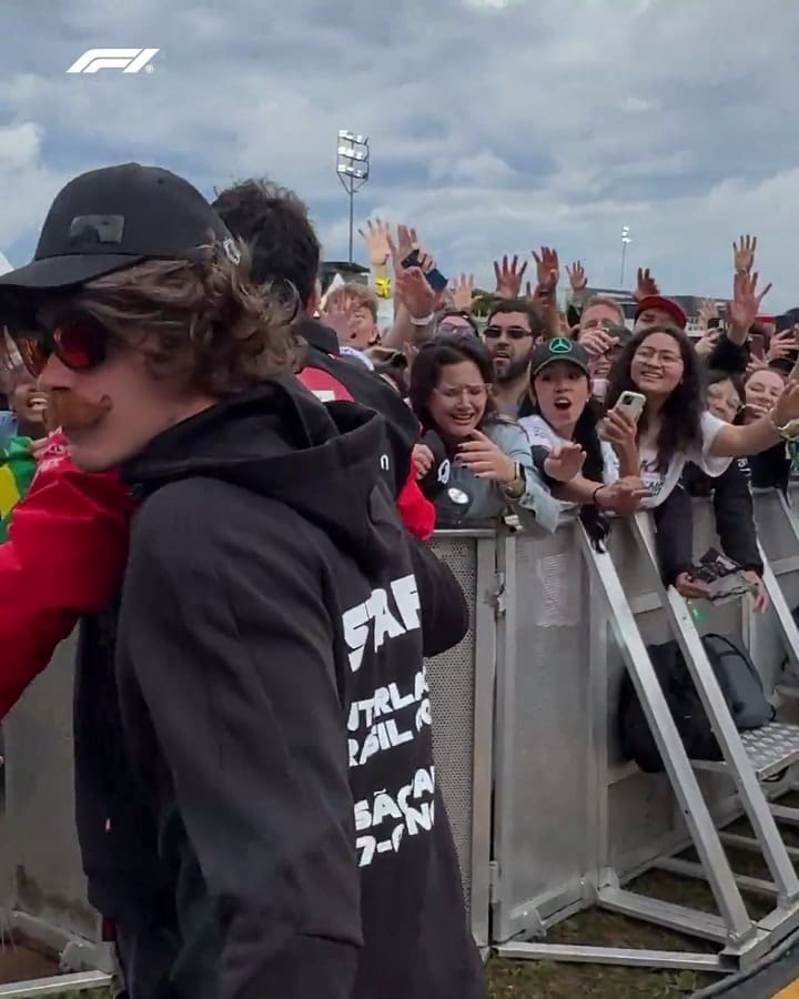 Colapinto simula ser parte de la seguridad de Ocon