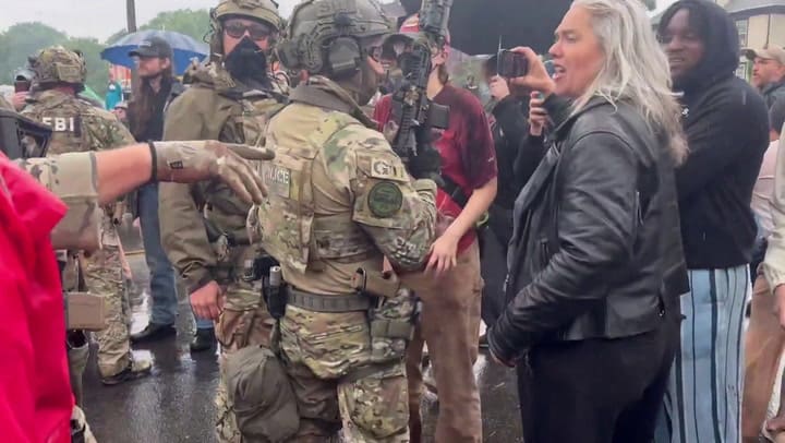 Rebelión contra el ICE: hacen redada en una taquería y los migrantes se enfrentan a ellos