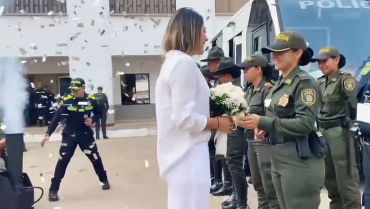 Una policía se llevó una sorpresa al recibir un pedido de matrimonio