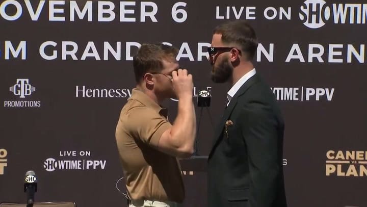 Canelo Álvarez a los golpes con Caleb Plant, en Las Vegas