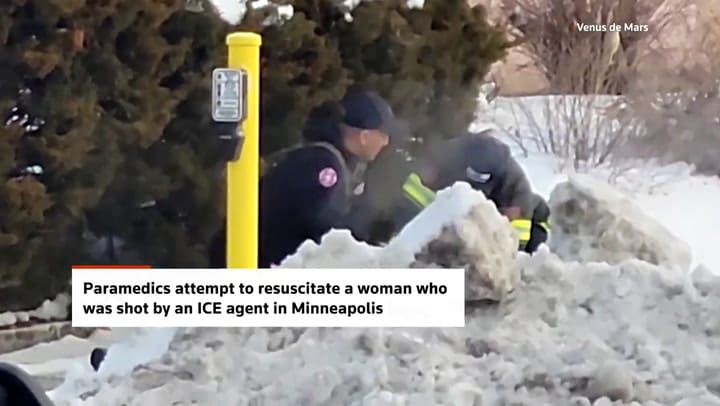 Paramédicos intentan salvar la vida de la mujer asesinada por el ICE