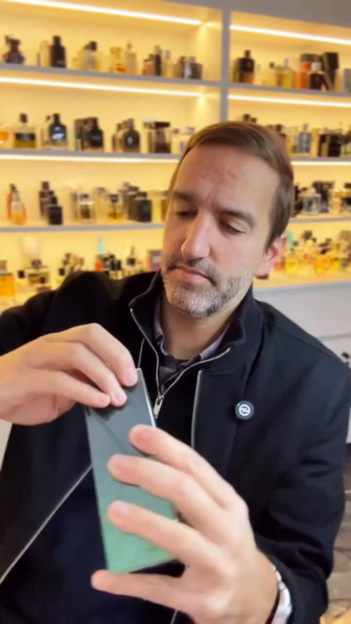 Un perfume genera revuelo por oler, supuestamente, a billetes de dólar