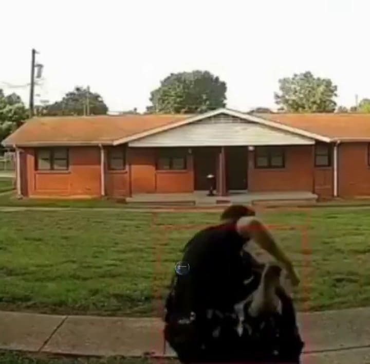 Filmaron a un policía golpeando reiteradamente a una mujer durante un arresto en Estados Unidos
