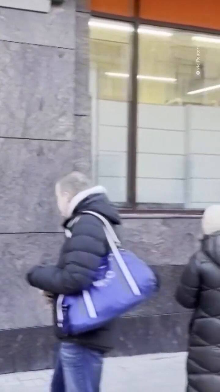 Miles de rusos se amontonan en los bancos para retirar sus ahorros