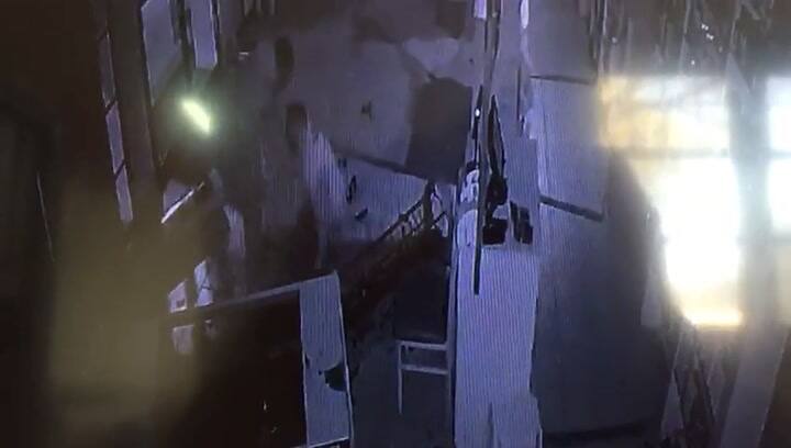 Entró a robar a una farmacia, tropezó y se le cayó el ojo de vidrio