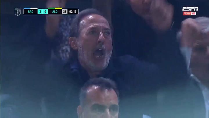 Guillermo Francella festejó el gol de Enzo Copetti