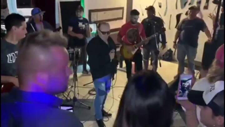 El momento en el que Juan Carlos Mascheroni se desploma en el escenario