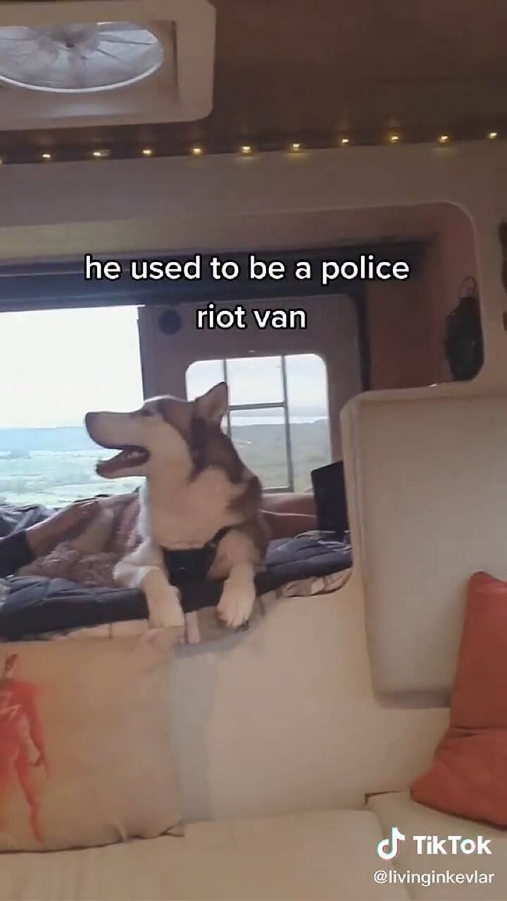 Modificó su vehículo común en una casa