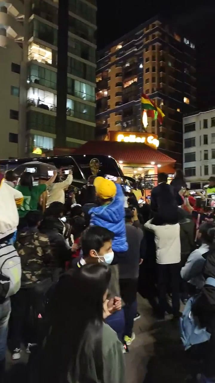 Los hinchas bolivianos despiden al micro de la selección argentina después del triunfo pro 3-0