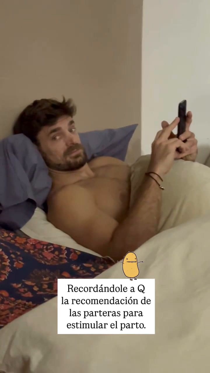 Jimena compartió un video del papá de su bebé mientras él miraba el celular en la cama