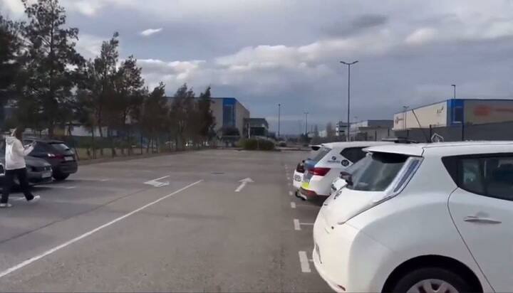 Gerard Piqué conduciendo un Twingo
