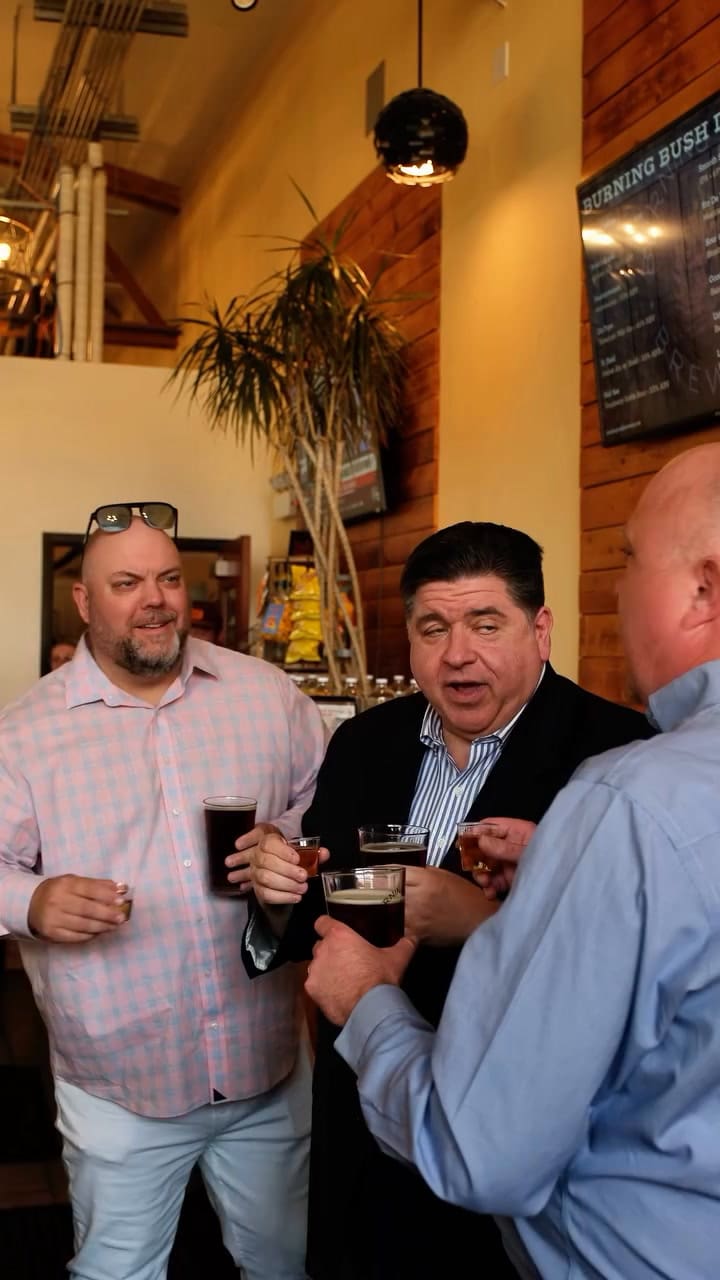 JB Pritzker y el dueño de la cervecería de Chicago inauguraron la nueva cerveza en honor al Papa