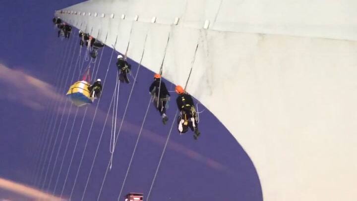 Greenpeace se cuelga del puente de la mujer