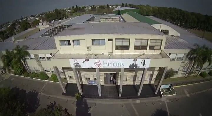 Así es el Colegio Emaús - Fuente: Facebook