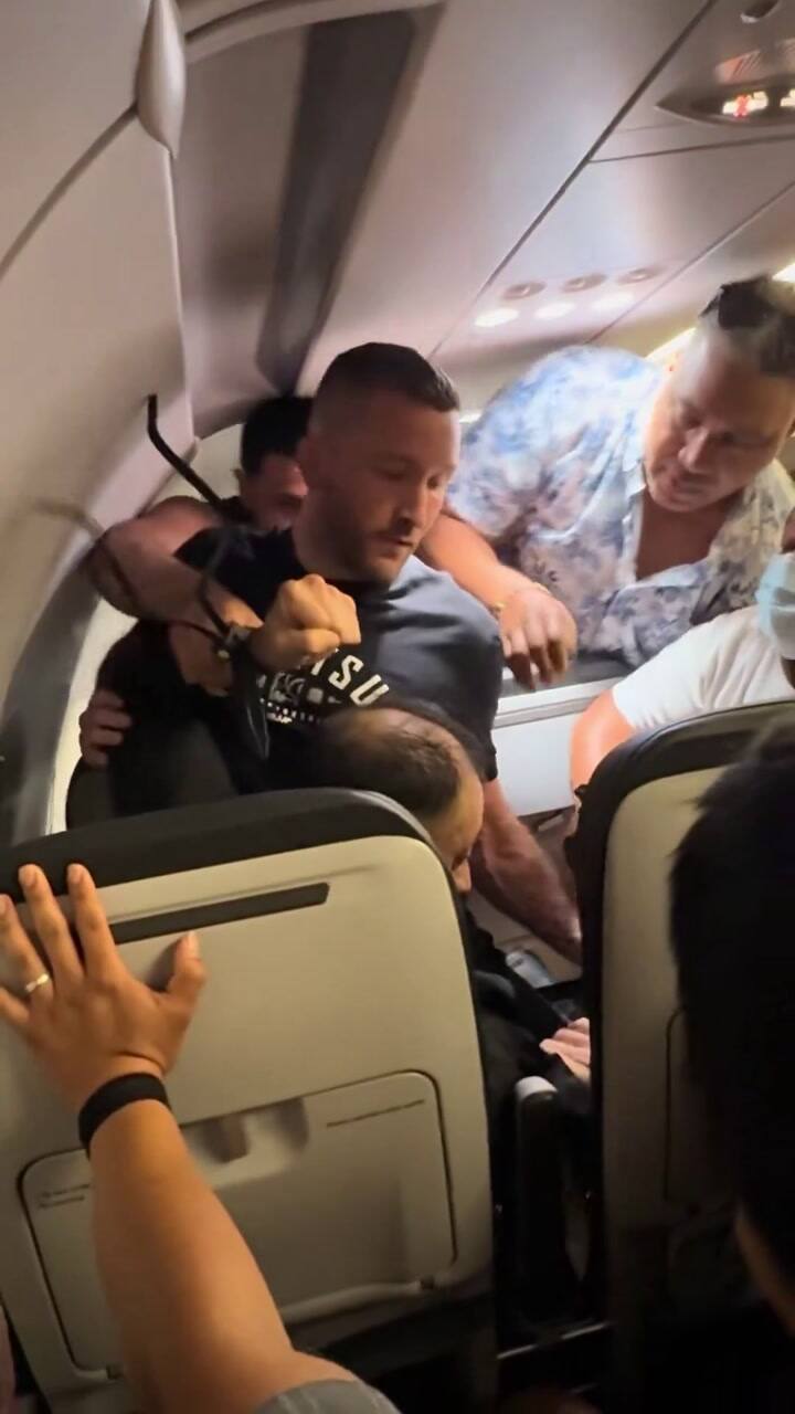 Un pasajero ahorcó a una azafata e intentar abrir la puerta de salida emergencia y ingresar a la cabina de mando en un vuelo a Chicago