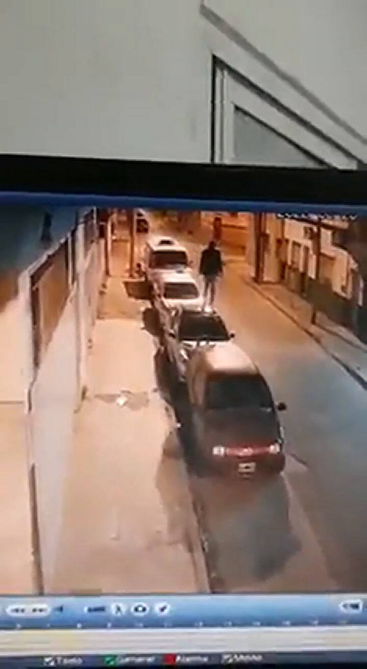 Ramos Mejía: buscan a un hombre que camina por arriba de los autos y los rompe