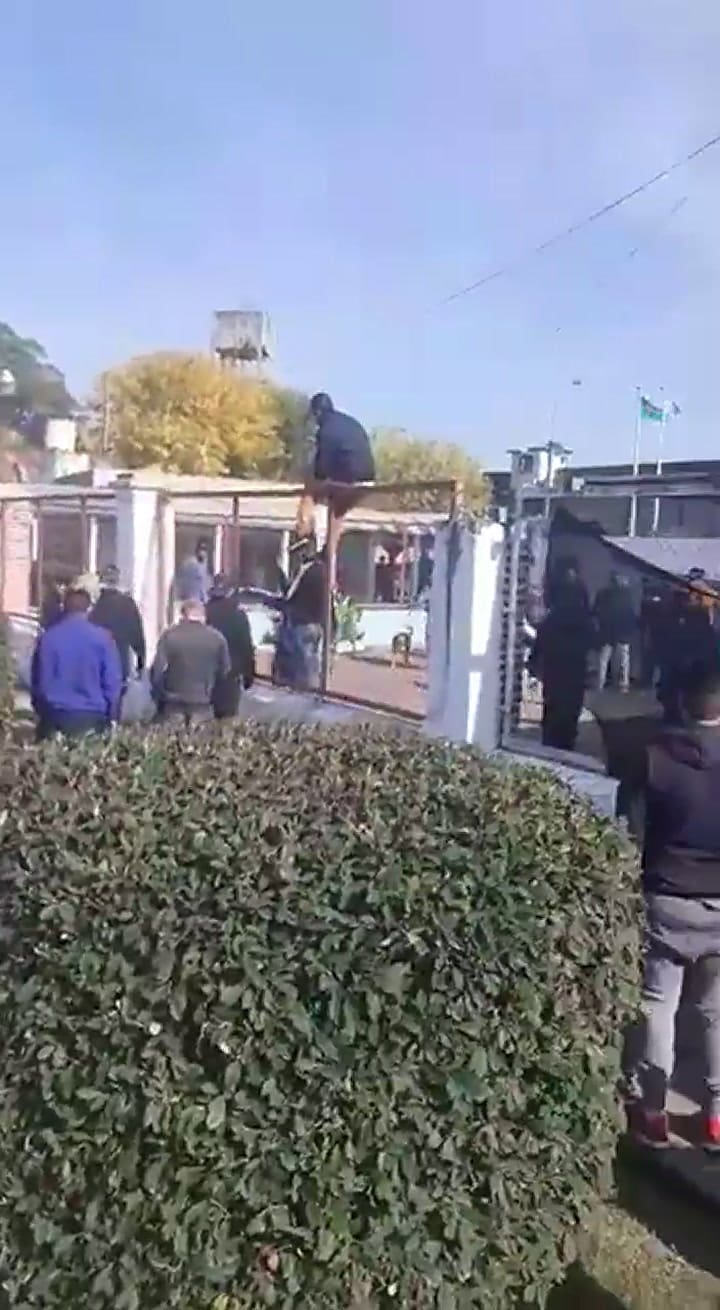 Subidos a los techos, presos de Melchor Romero pidieron por sus salidas transitorias